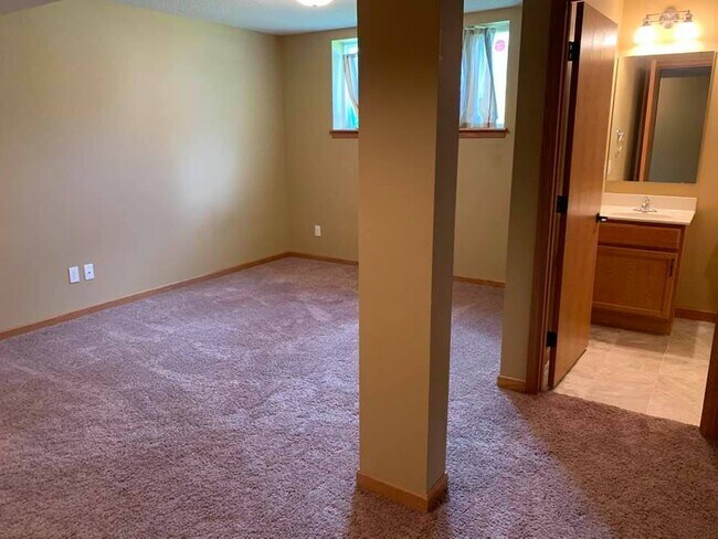 Habitación familiar en nivel inferior. - 1008 8th St SE