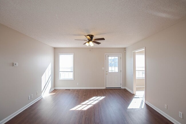 Building Photo - Pet Friendly Three Bedroom!