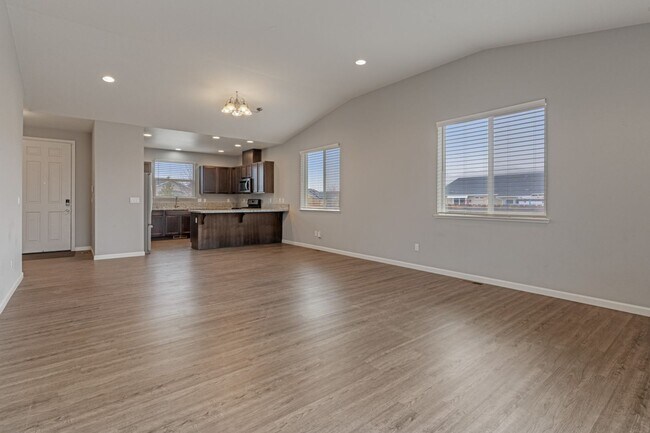 Foto del edificio - Trailer Parking, Newer house with Low main...