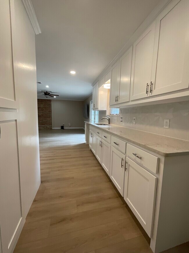 Building Photo - 816 Tanglewood Ln