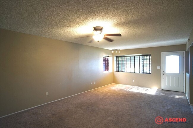 Building Photo - Charming home is Oildale!