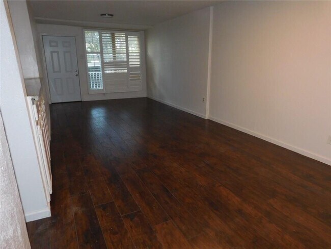Building Photo - 528 Valley Park Dr