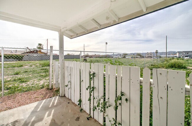 Foto del edificio - 3 Bed + 2 Bath + 1,208 SF Gorgeous Remodel...