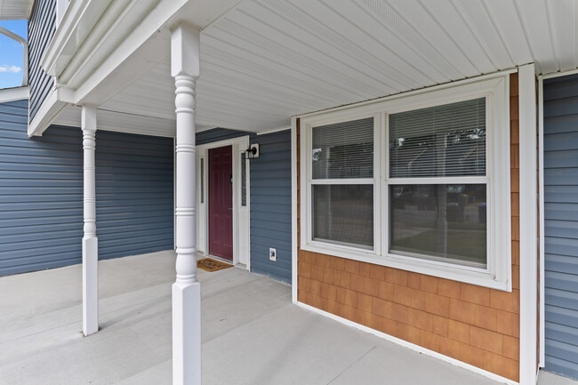 Building Photo - 871 Riverbend Rd