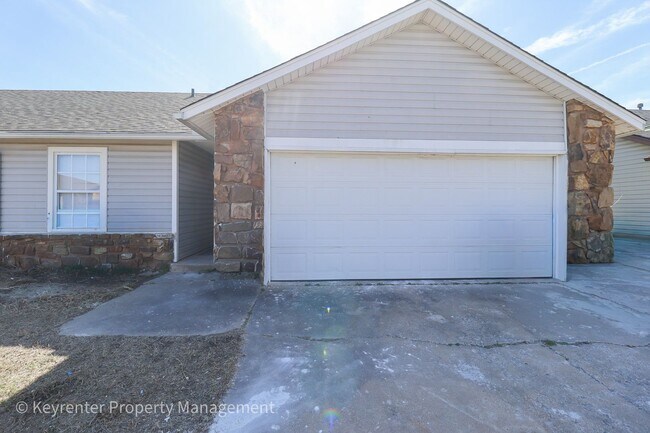 Building Photo - E 31st Ct Duplex