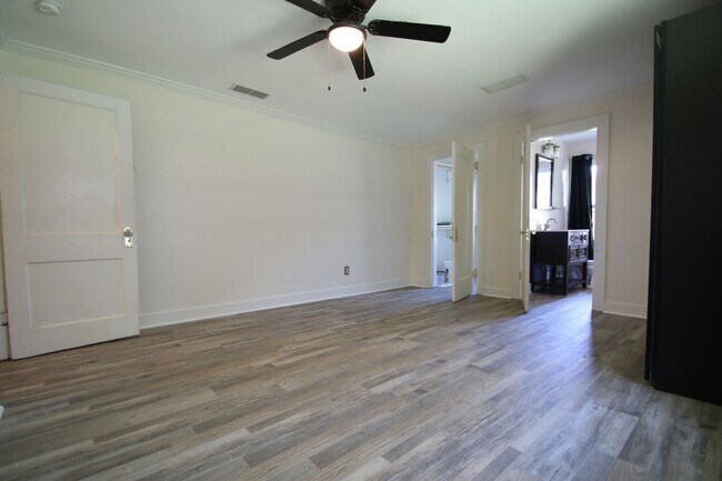 Building Photo - (("Wake Up in a Home YOU Love")) 2/2 STUNNING House Close to Exciting Downtown Fort Worth! An ABS...