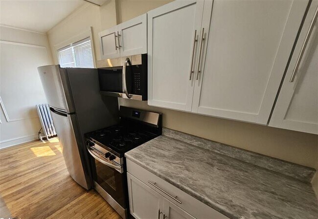 Foto del edificio - 3806 W Irving Park Rd