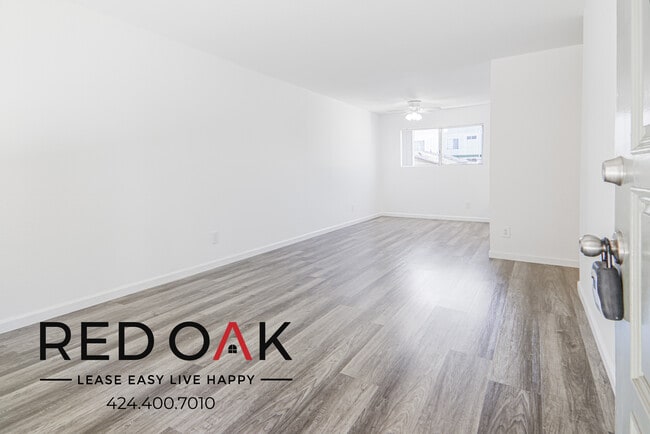 Building Photo - Gorgeous, Airy Two Bedroom on the Ground F...