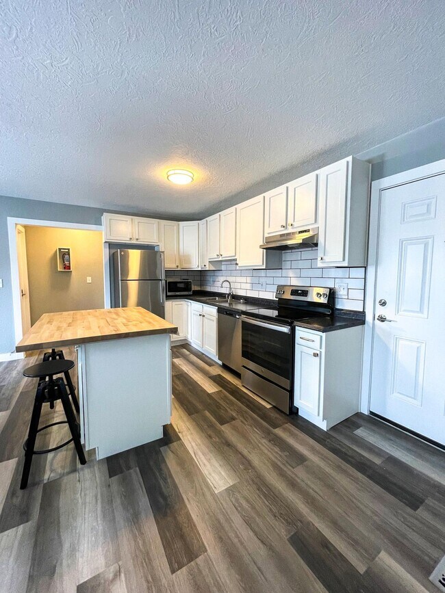 Foto del edificio - Private Furnished Bedroom Across from UNC – All Utilities & Wi-Fi Included