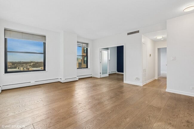 Building Photo - 2100 N Lincoln Park W