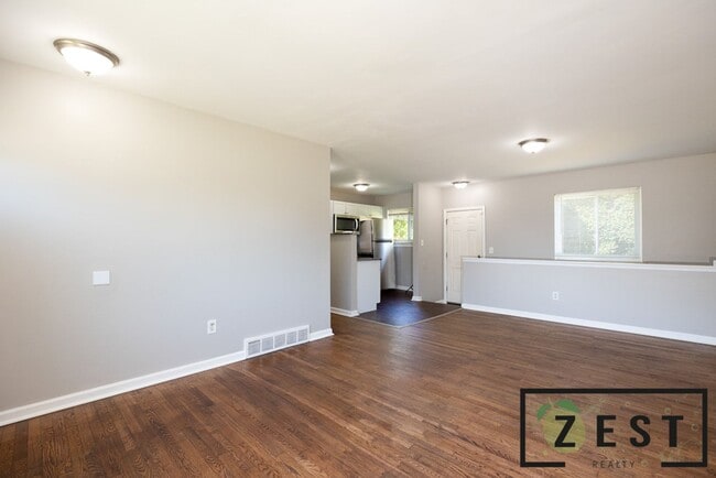 Building Photo - 3 BED 1 BATH HOME