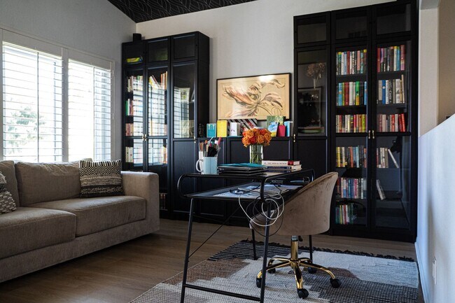 Building Photo - Gorgeously Updated 4 Bedroom 2 Bath Home I...