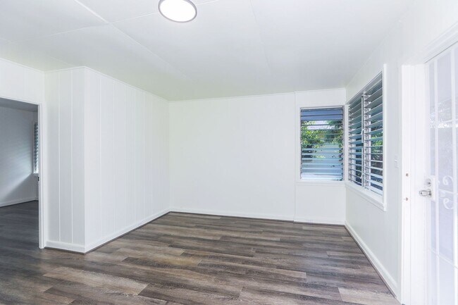Foto del edificio - Renovated, upstairs, 2 bedroom 1 bath with...