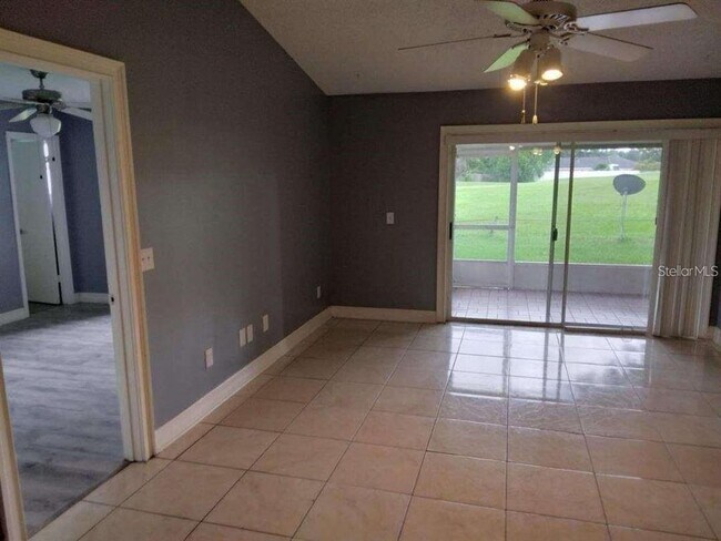 Foto del edificio - 949 Pebble Creek Cir