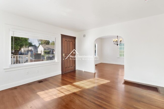 Building Photo - Charming 3bd/2ba Sacramento Duplex