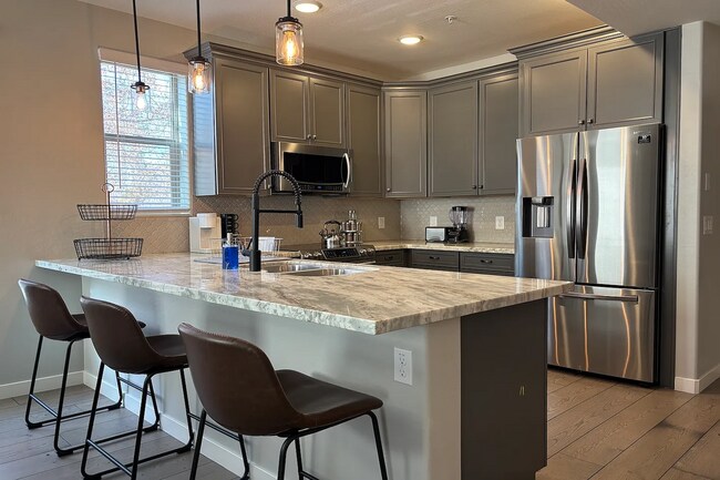 Foto del edificio - Welcome Home! Fully Furnished with Month to Month leasing options available. Contact us today to ...