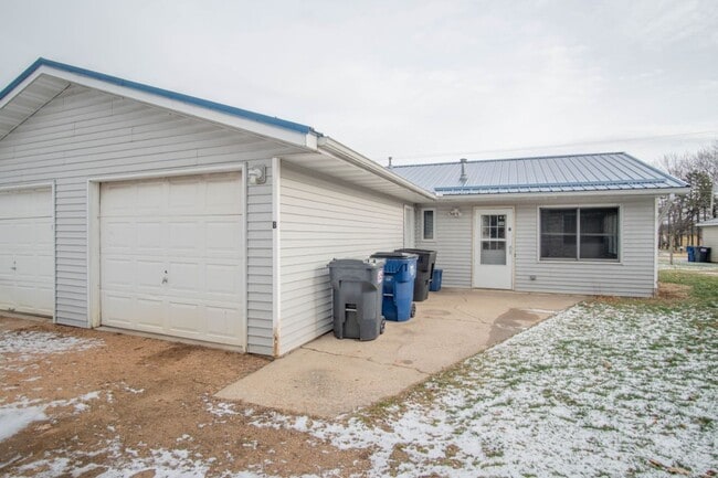 Building Photo - 509 E Westgor Ave