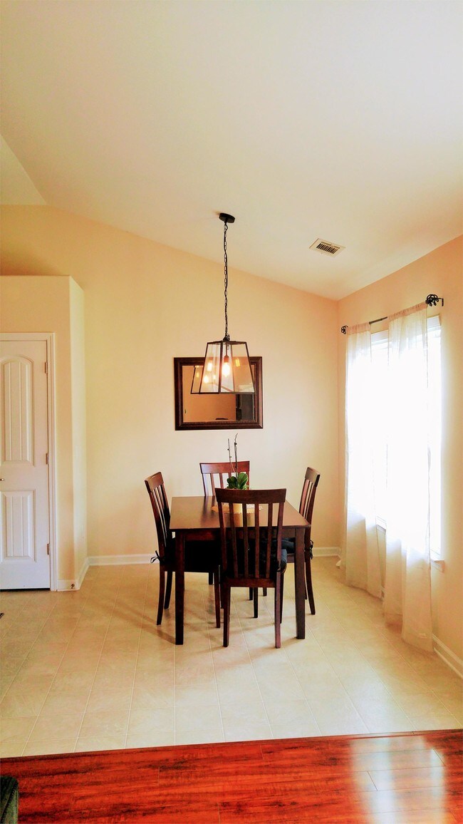 Foto del edificio - 34 Twin Oaks Pl