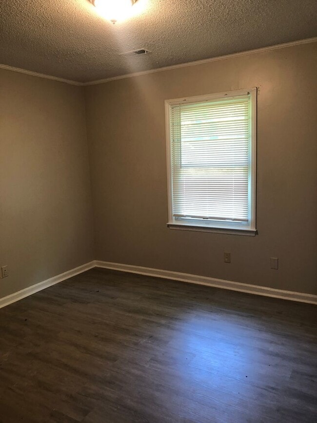 Foto del edificio - MOVE-IN READY!