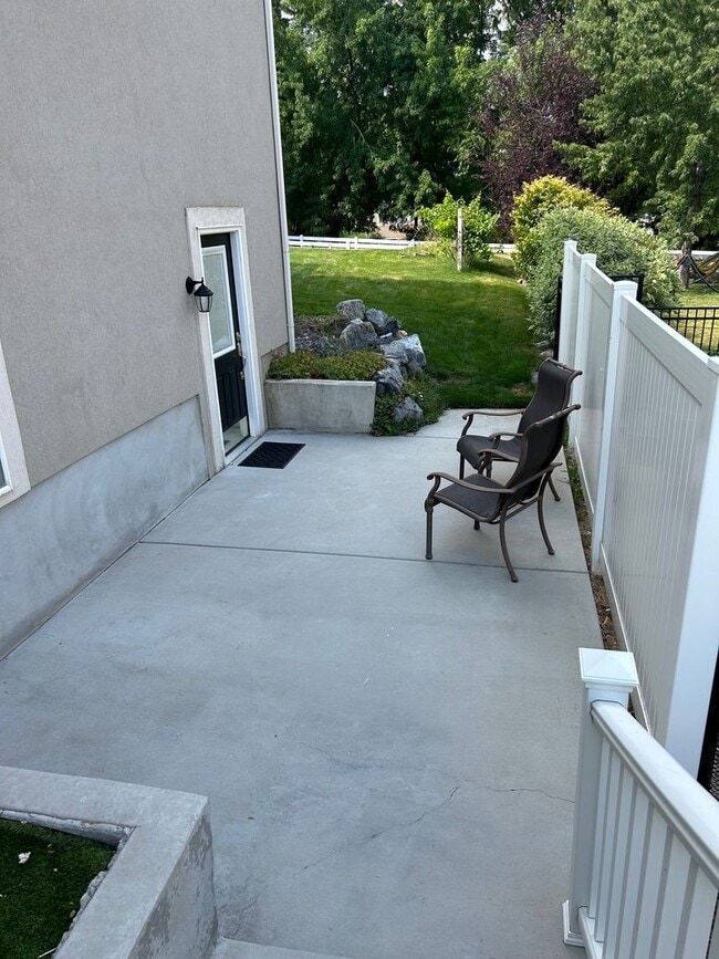 Foto del edificio - Don't miss out on this gorgeous and spacious basement apartment. It will go fast!!