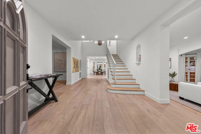Building Photo - 712 N Rodeo Dr