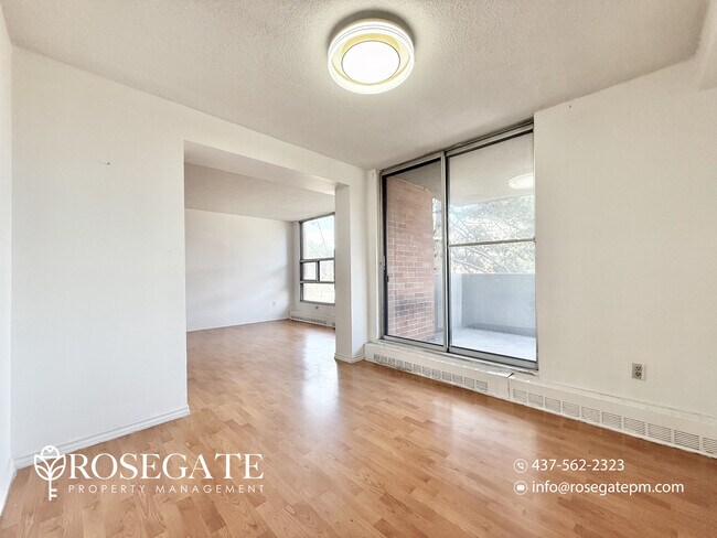 Photo du bâtiment - Spacious 3-Bedroom Apartment with Balcony, Parking & Locker – Scarborough