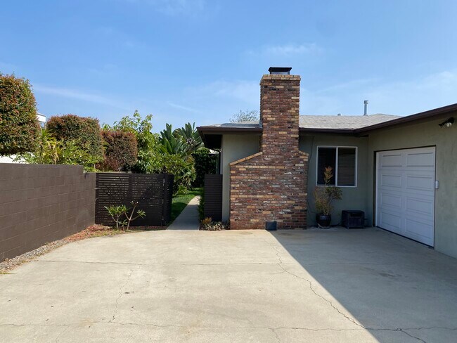 Entrada del edificio - 2215 Harriman Ln