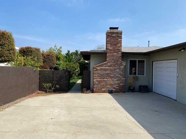 Building entrance - 2215 Harriman Ln