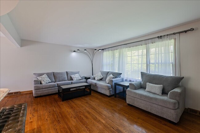 Foto del edificio - 33 Half Day Rd