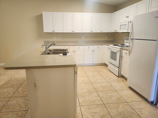 Foto del edificio - 3 bedroom 2 bath 1 car garage duplex