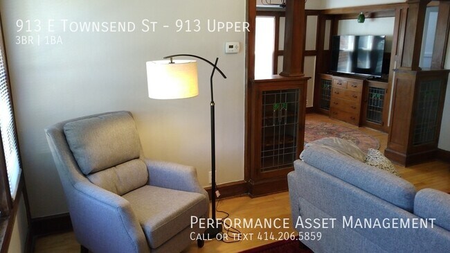 Building Photo - Beautiful 3BED/1BATH Riverwest Upper