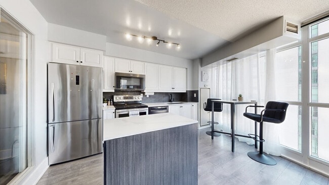 Building Photo - 215 Fort York Blvd