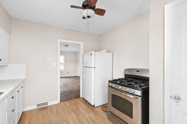 Building Photo - Charming 2-Bedroom Bungalow with Gleaming Hardwood Floors in Des Moines Area