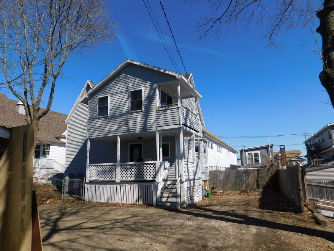 Primary Photo - 38 1/2 Staples St
