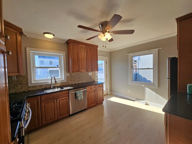 Building Photo - 113 E St