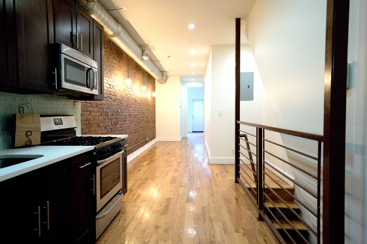 Primary Photo - 1302 Putnam Ave