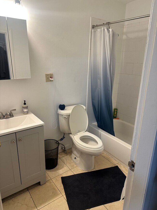Building Photo - GIANT 3 Bed Available 9/1/26