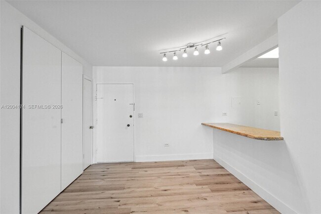 Foto del edificio - 5555 Collins Ave