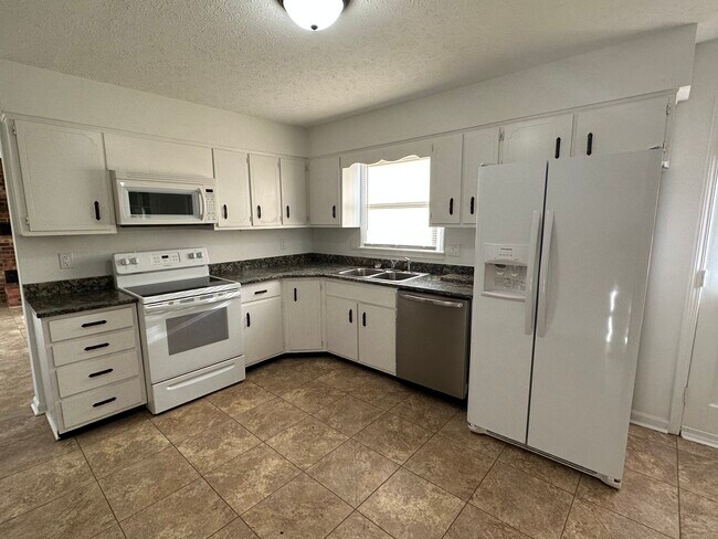 Building Photo - 2500 S College Hills Dr