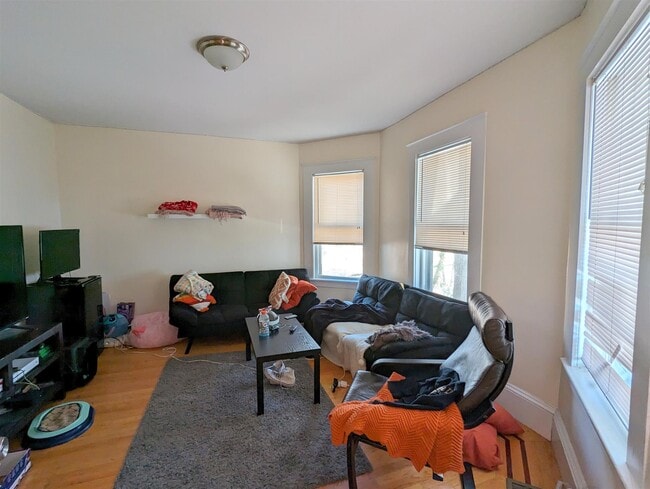 Building Photo - 28R Cherry St