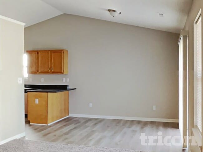Building Photo - 2220 Lakecrest Dr