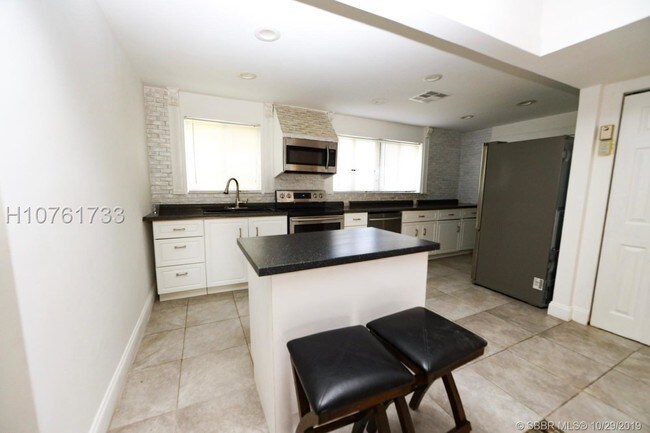 Foto del edificio - 550 NE 199th Terrace