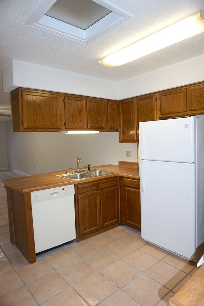 Building Photo - Townhouse in FWB