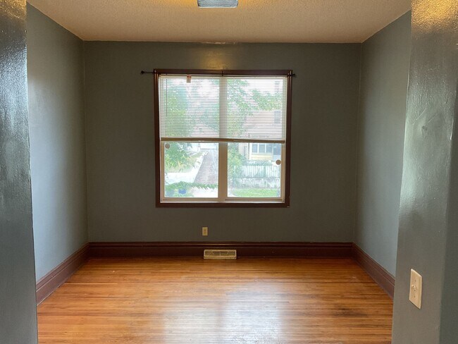 Building Photo - 512 Beaumont St E