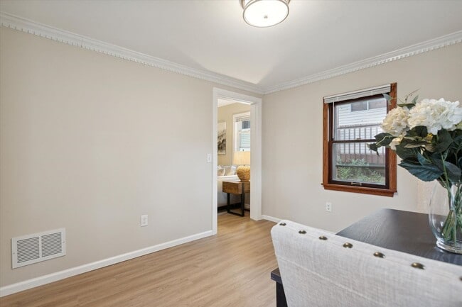 Building Photo - 2107 Schlimgen Ave