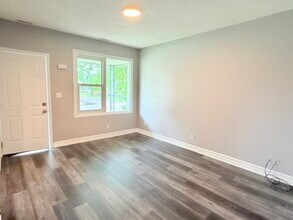 Building Photo - 506 Aylmer Ave