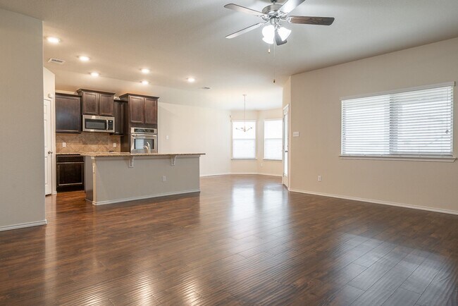 Building Photo - Spacious 3-Bedroom, 2-Bath Home in Lake Po...