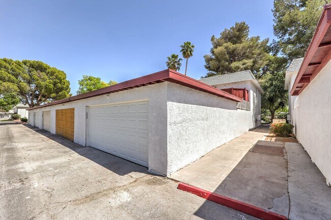 Building Photo - Huge one bedroom condo close community pool and tennis courts.