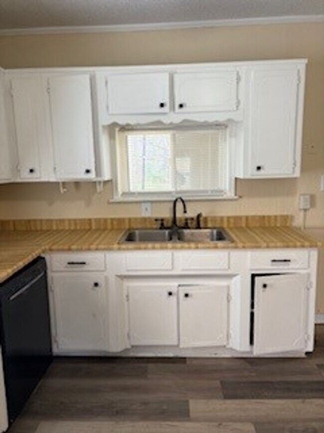 Foto del edificio - Lovely 3 Bed/2 Bath House $1,500.00 Roebuc...