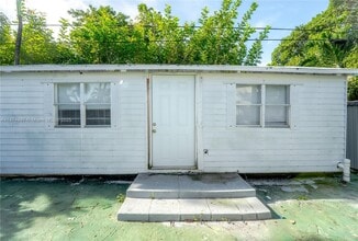 Building Photo - 1560 NE 42nd St